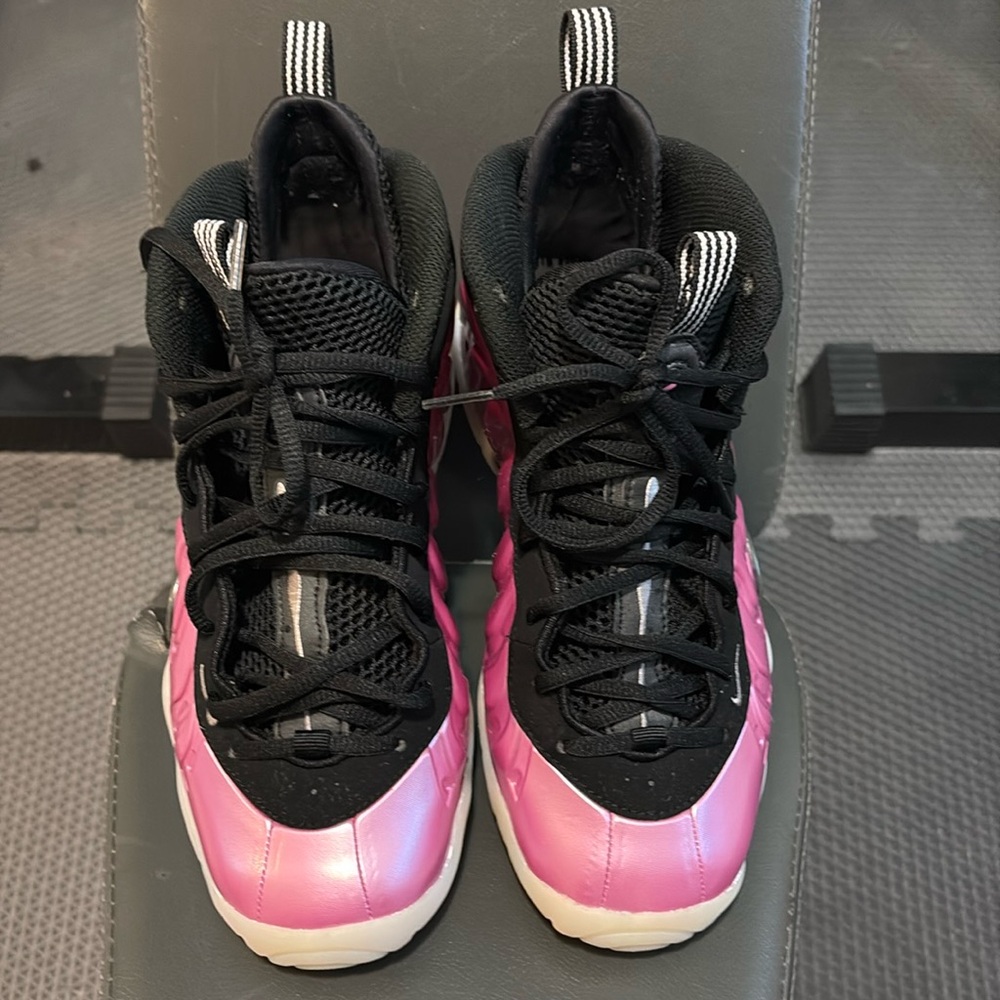 I’m selling my Foamposite Nike sneakers